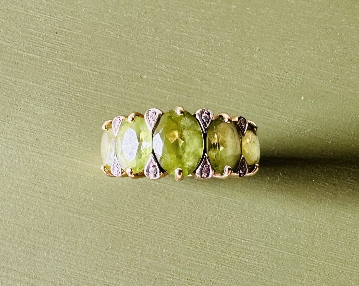 Bague dite "Jarretière" en or jaune 18K ornée de péridots