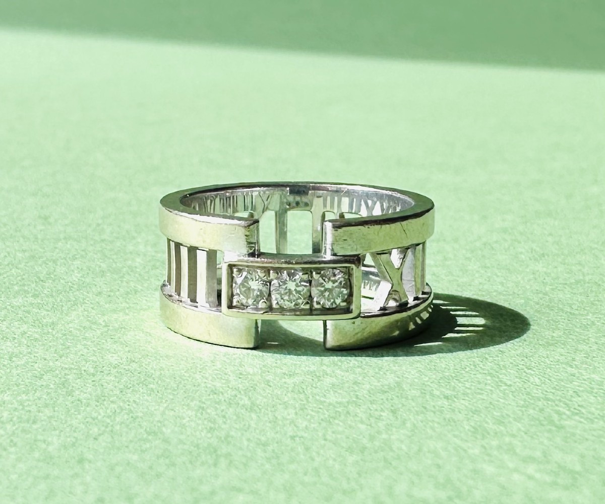 Bague Tiffany modèle Atlas en or blanc 18K et diamants
