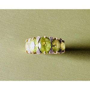 Bague dite "Jarretière" en or jaune 18K ornée de péridots
