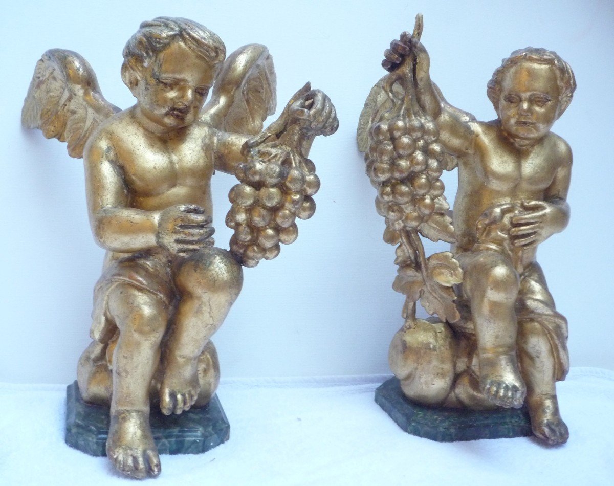 Deux anges en bois sculpté et doré sur socle-photo-1