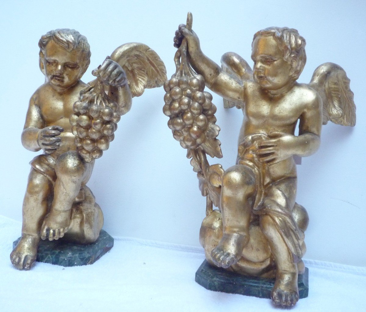 Deux anges en bois sculpté et doré sur socle-photo-2