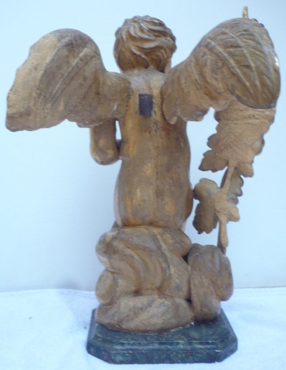 Deux anges en bois sculpté et doré sur socle-photo-6