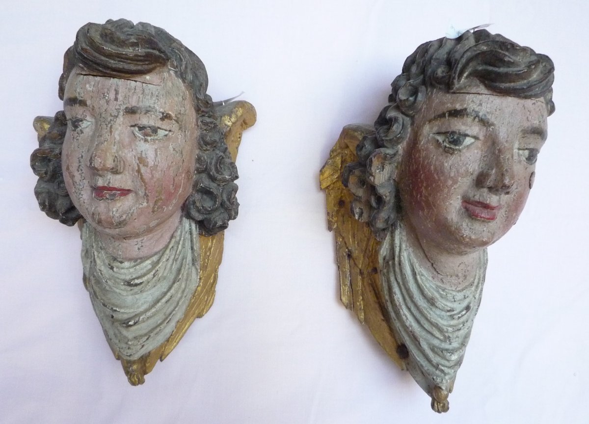 Two Heads Of Angels In Carved Wood Painted And Gilded Seventeenth Century.