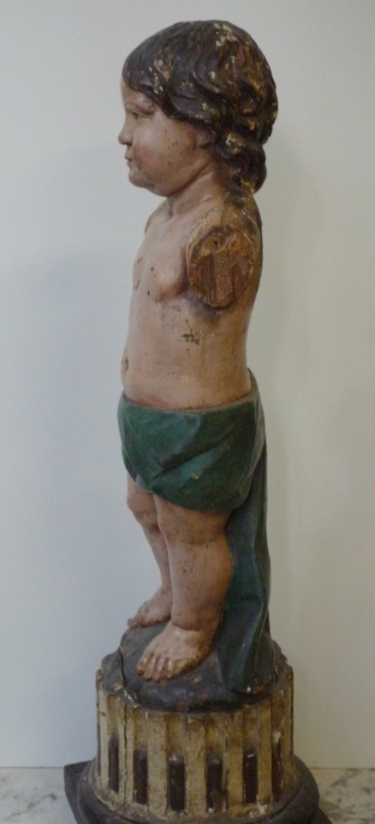 Statue d'enfant en bois sculpté polychrome sur une base de colonne cannelée-photo-2