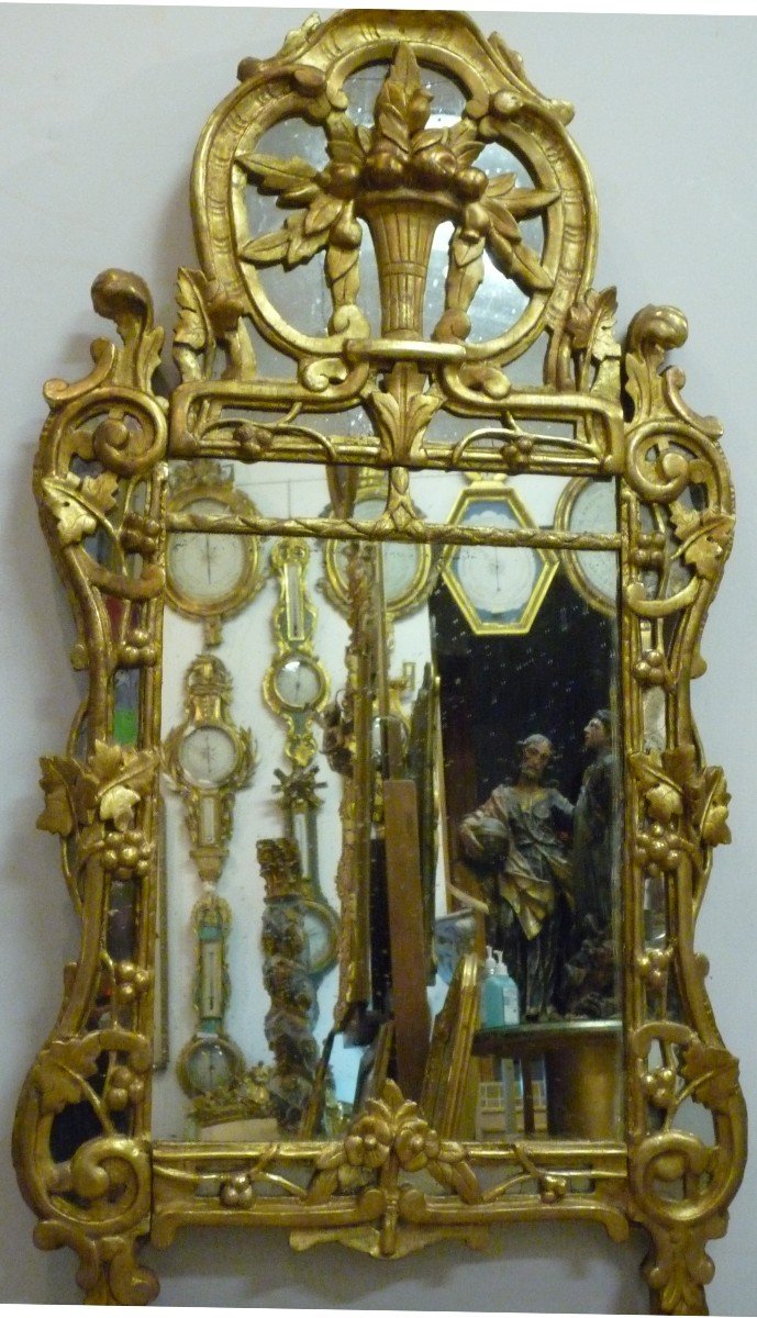 Miroir d'époque Louis XV en bois sculpté et doré 