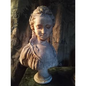 Statue Buste De Jeune Femme , Ancienne Sculpture En Plâtre .