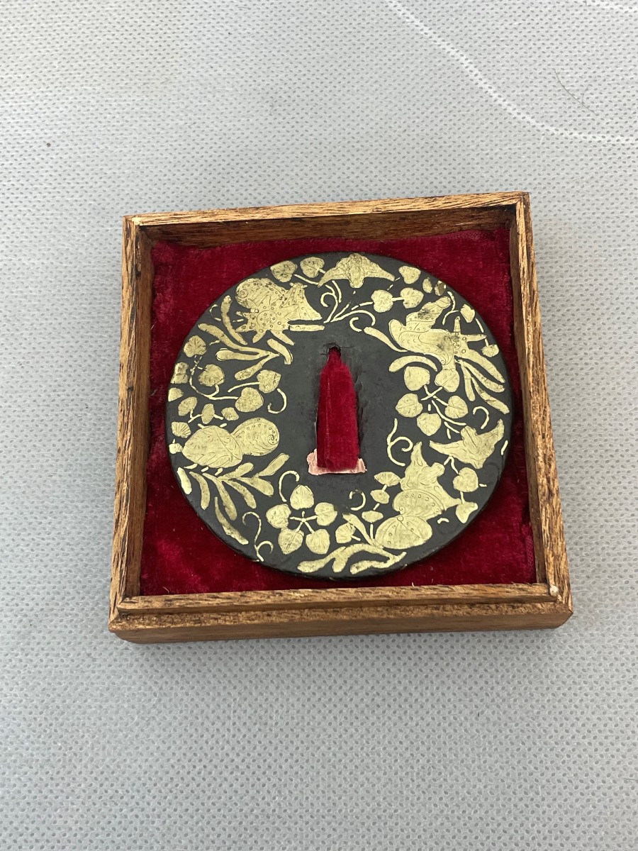 Tsuba marugata – Fer et cuivre doré – Motif floral – Période Edo