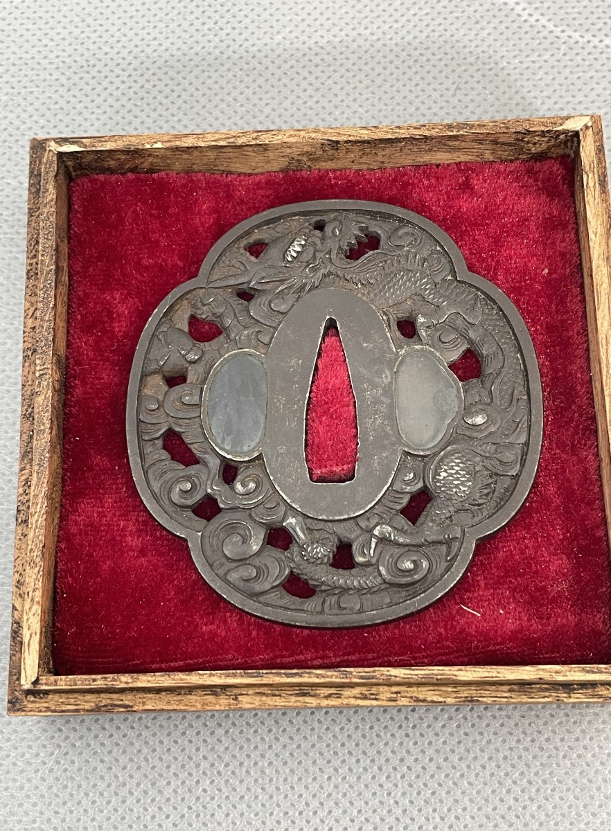 Tsuba en fer de forme Mokko-gata – Style Hizen