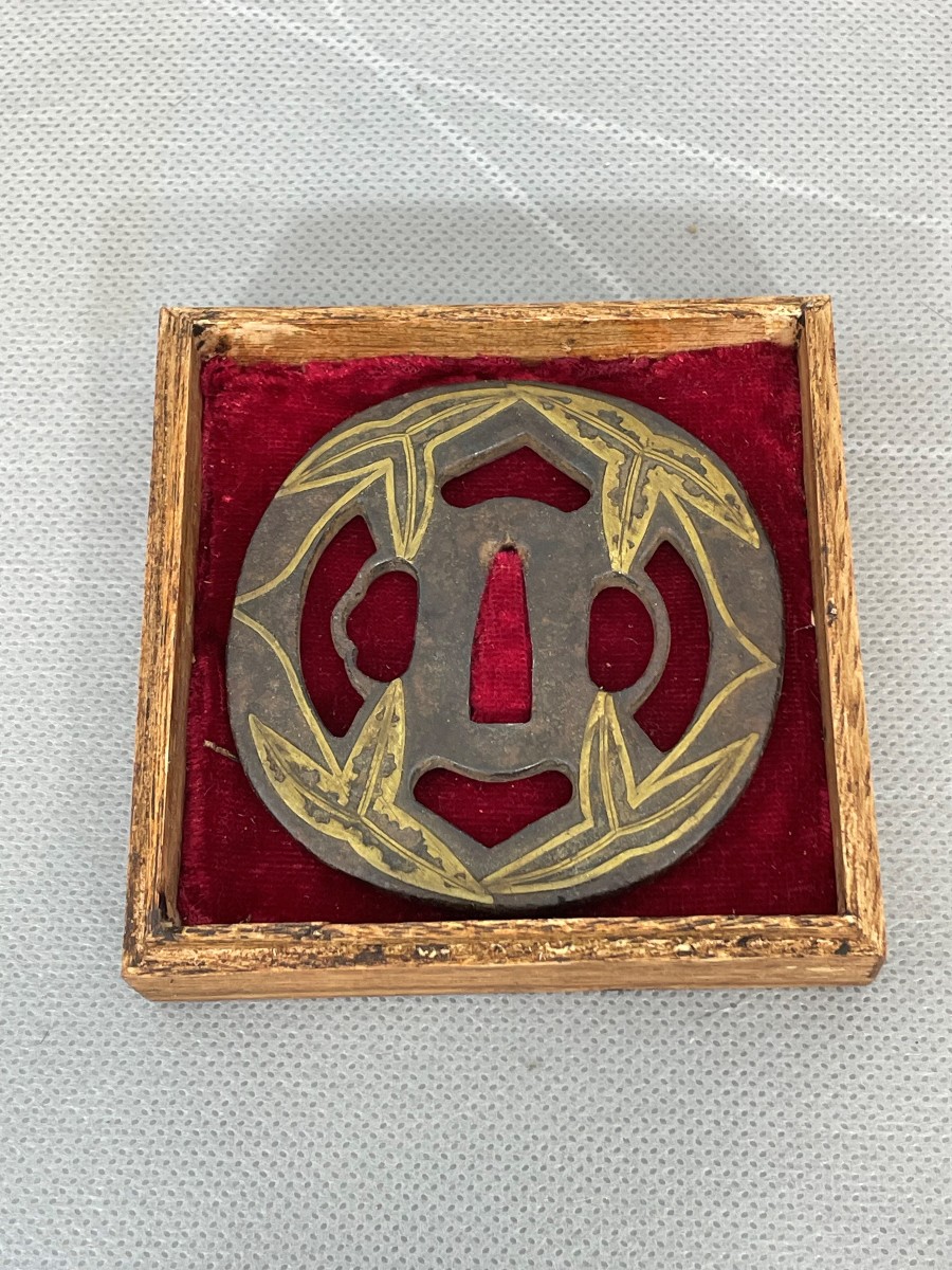 Tsuba époque Edo (1603–1868) – Fer et shakudō – Motif feuillage