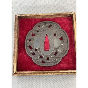Tsuba en fer de forme Mokko-gata – Style Hizen