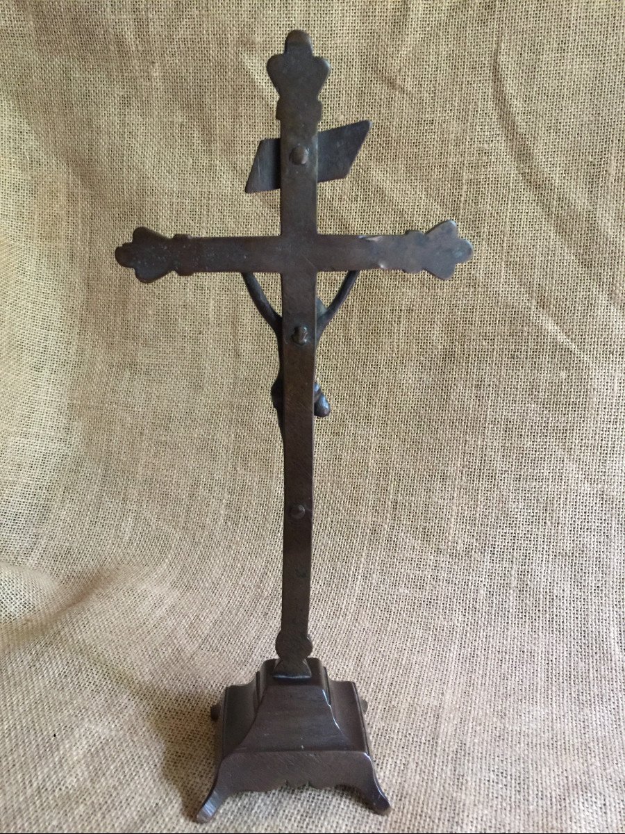 Crucifix Christ de Chevet en Laiton avec Rare Patine Bronze Chocolat - Art populaire religieux fin XVIIIème-photo-1