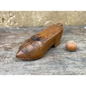 Snuffbox In Shape Of A Woman's Shoe - Breton Folk Art In Carved Boxwood - Brittany 19th Century