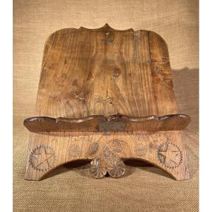 Lutrin de table patronymique, en orme, daté 1818, époque Restauration, art populaire.