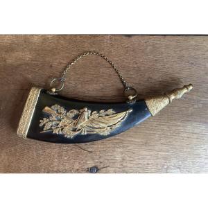 Pulvérin en corne noire, poire à poudre, décor laiton doré, époque Empire, début XIXem.