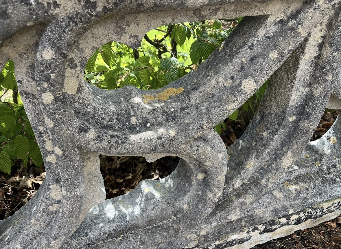 Grande rambarde, balustrade en pierre Gothique.-photo-1