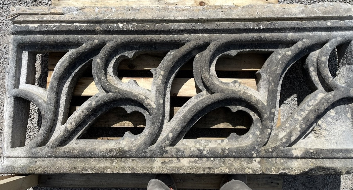 Grande rambarde, balustrade en pierre Gothique.
