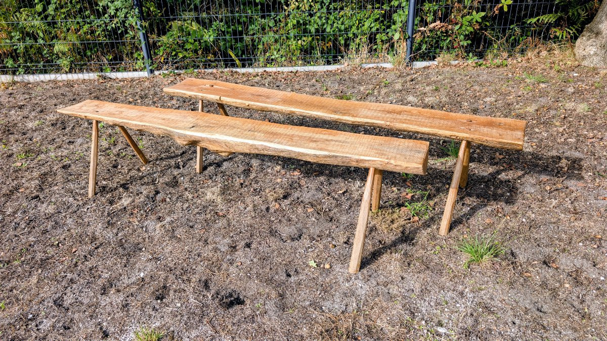 Paire de bancs brutalistes – bois massif, design brut et unique-photo-3