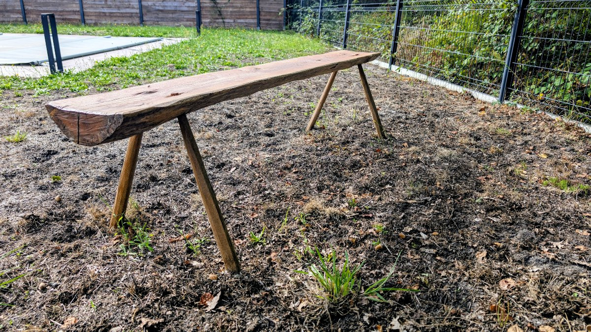 Paire de bancs brutalistes – bois massif, design brut et unique-photo-3