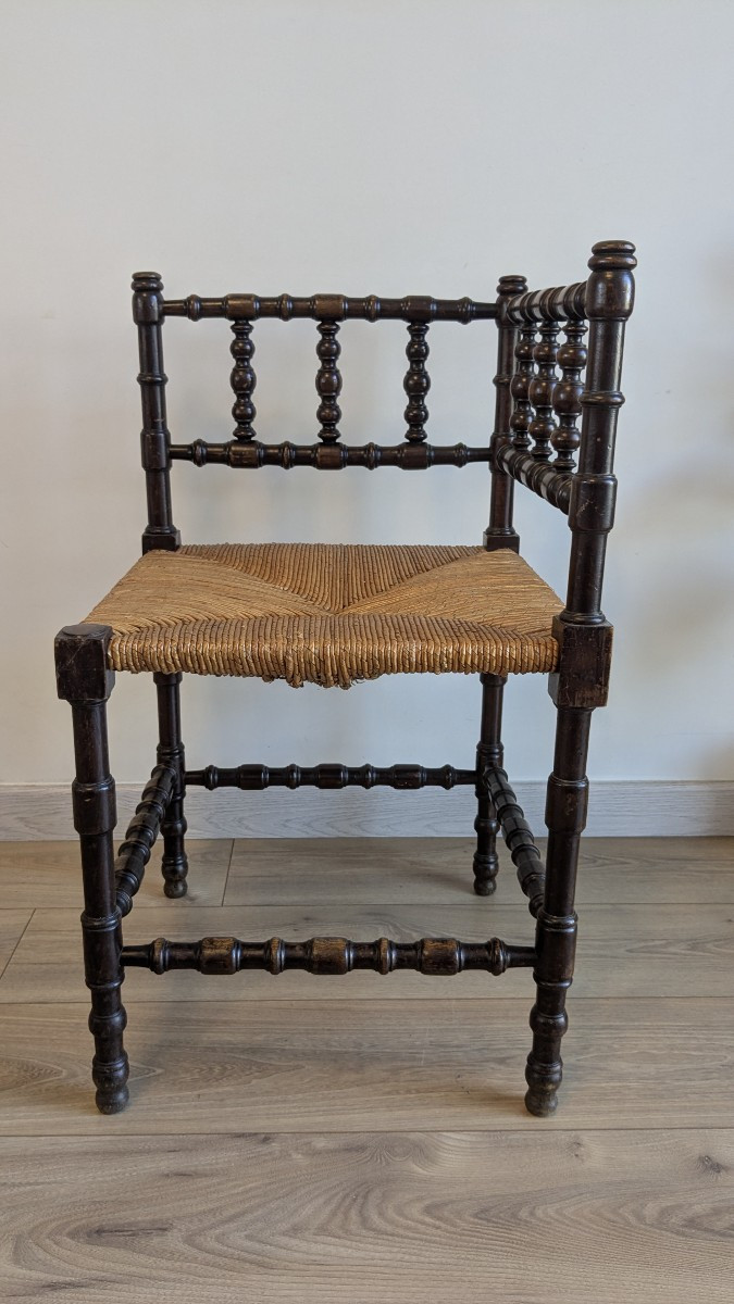 Chaise d’angle ancienne en bois tourné et assise paillée