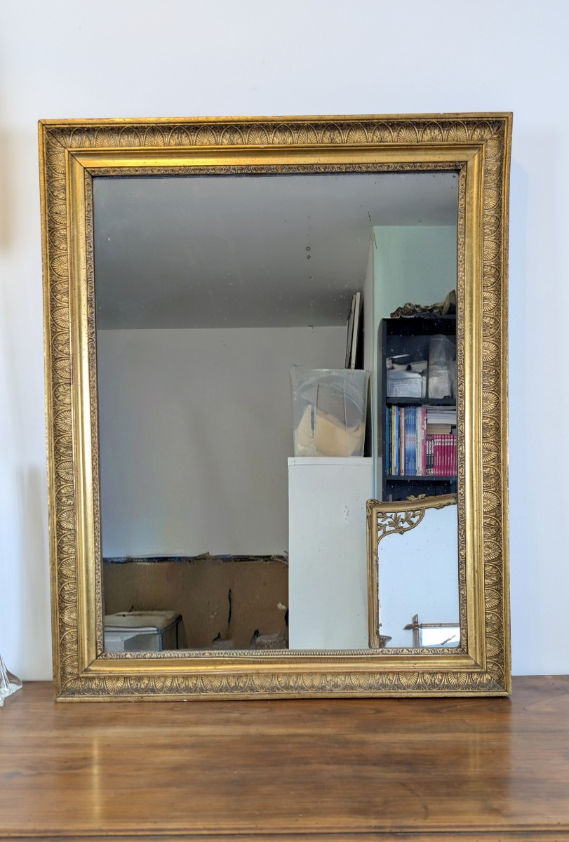 Miroir du XIXᵉ siècle à cadre doré sculpté 82 x 66 cm