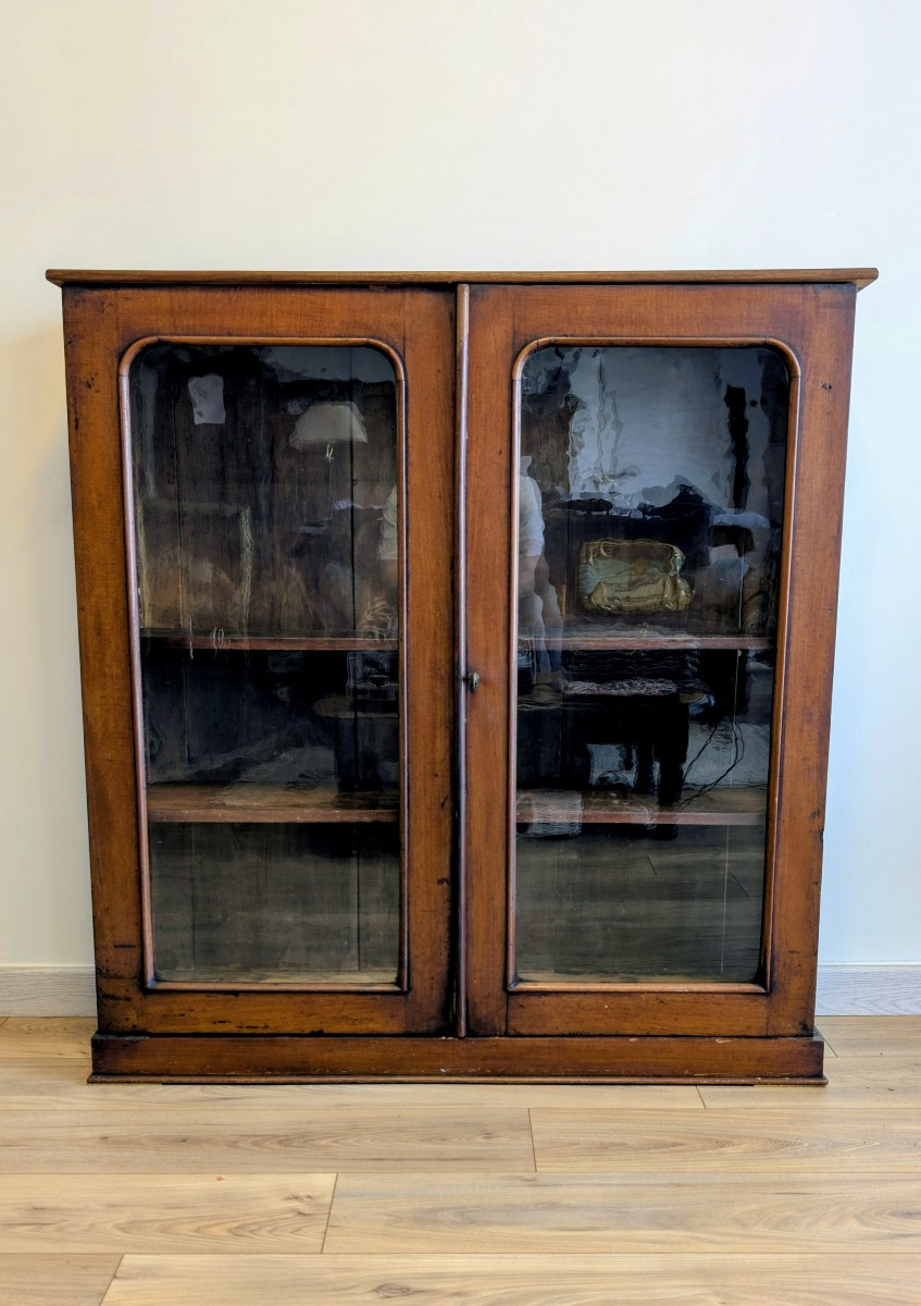 Vitrine anglaise victorienne en acajou à deux portes vitrées