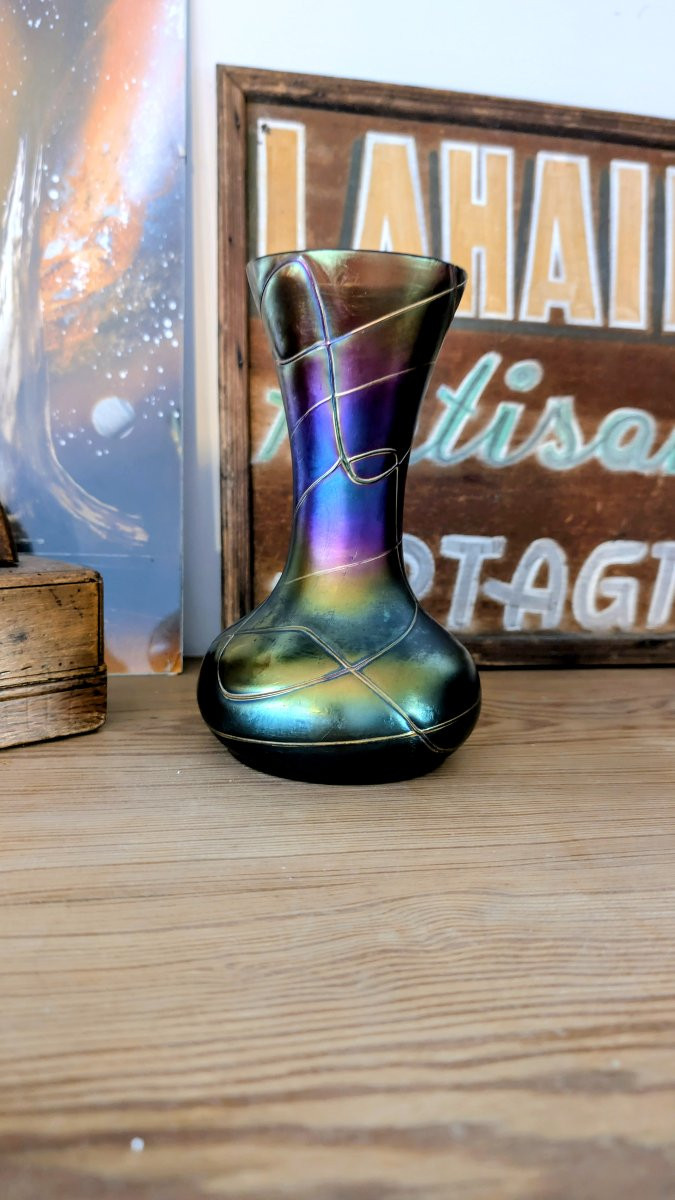 Vase en verre irisé à décor appliqué, travail Art Nouveau attribué à Loetz-photo-3
