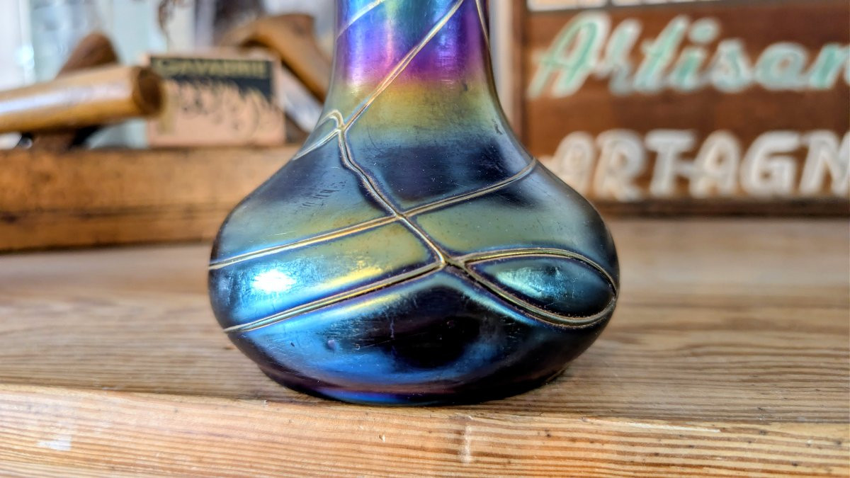 Vase en verre irisé à décor appliqué, travail Art Nouveau attribué à Loetz-photo-4