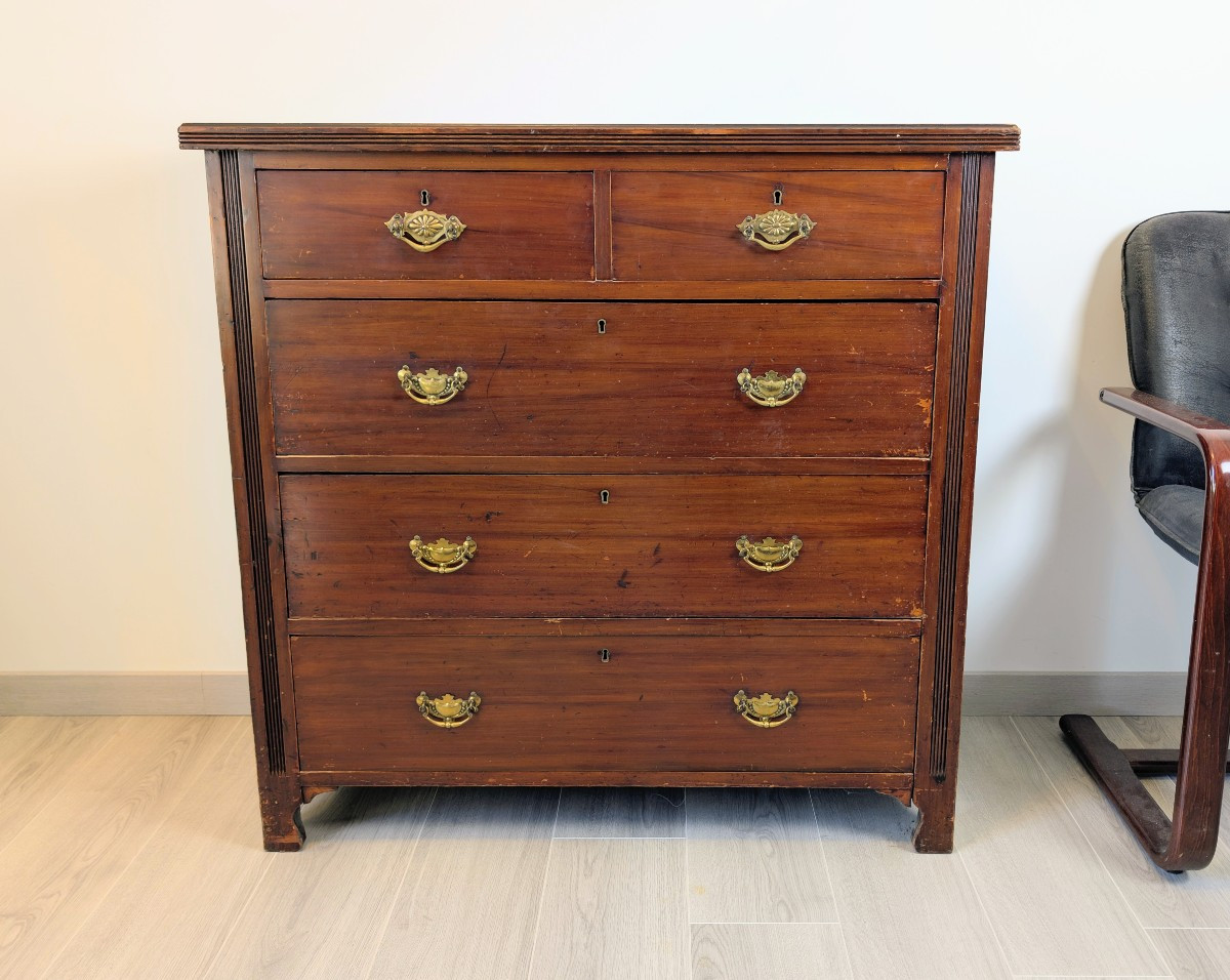 Elegant Classic 19th Century English Mahogany Chest Of Drawers