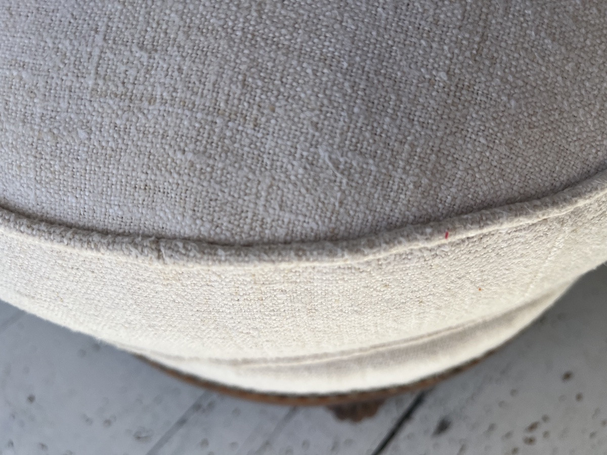 Pouf 1930, entièrement retapissé de lin crème. Pieds cannelés en fuseau.-photo-3