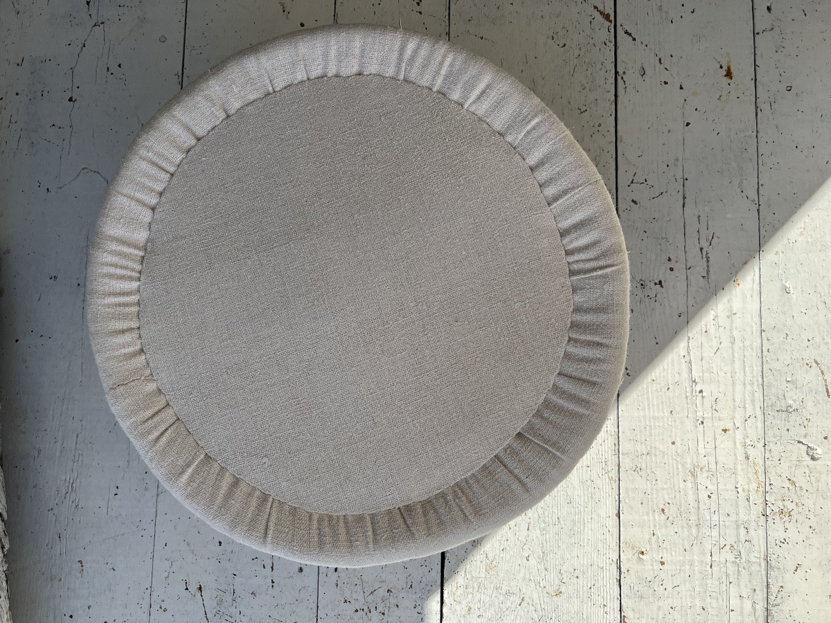 Pouf 1930, entièrement retapissé de lin crème. Pieds cannelés en fuseau.-photo-2