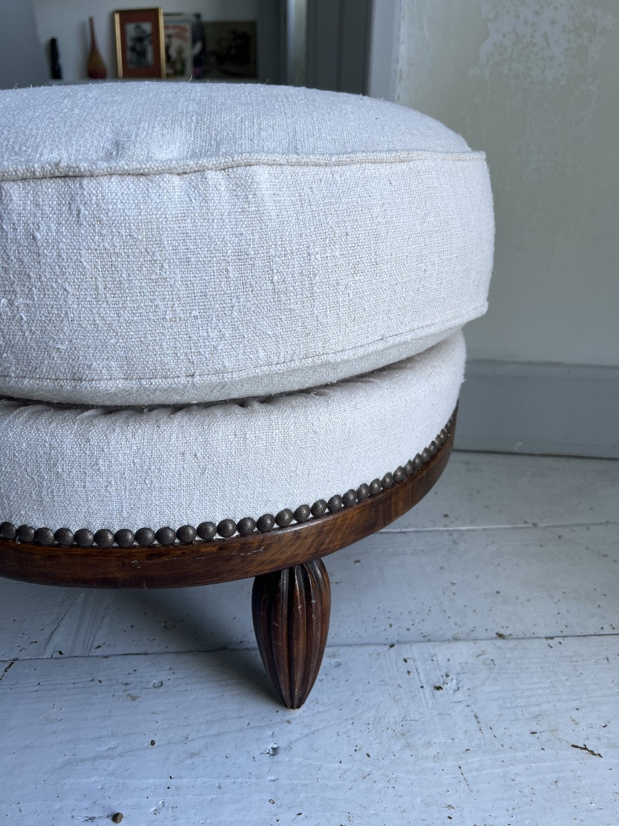 Pouf 1930, entièrement retapissé de lin crème. Pieds cannelés en fuseau.-photo-4