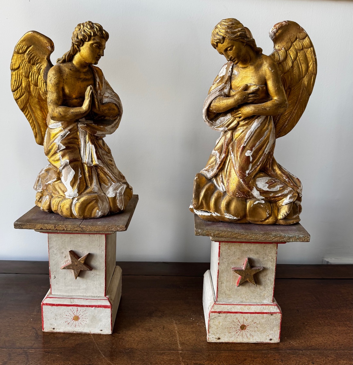 Pair Of Adoring Angels. Gilt Wood. 18th Century. Height: 31 Cm.