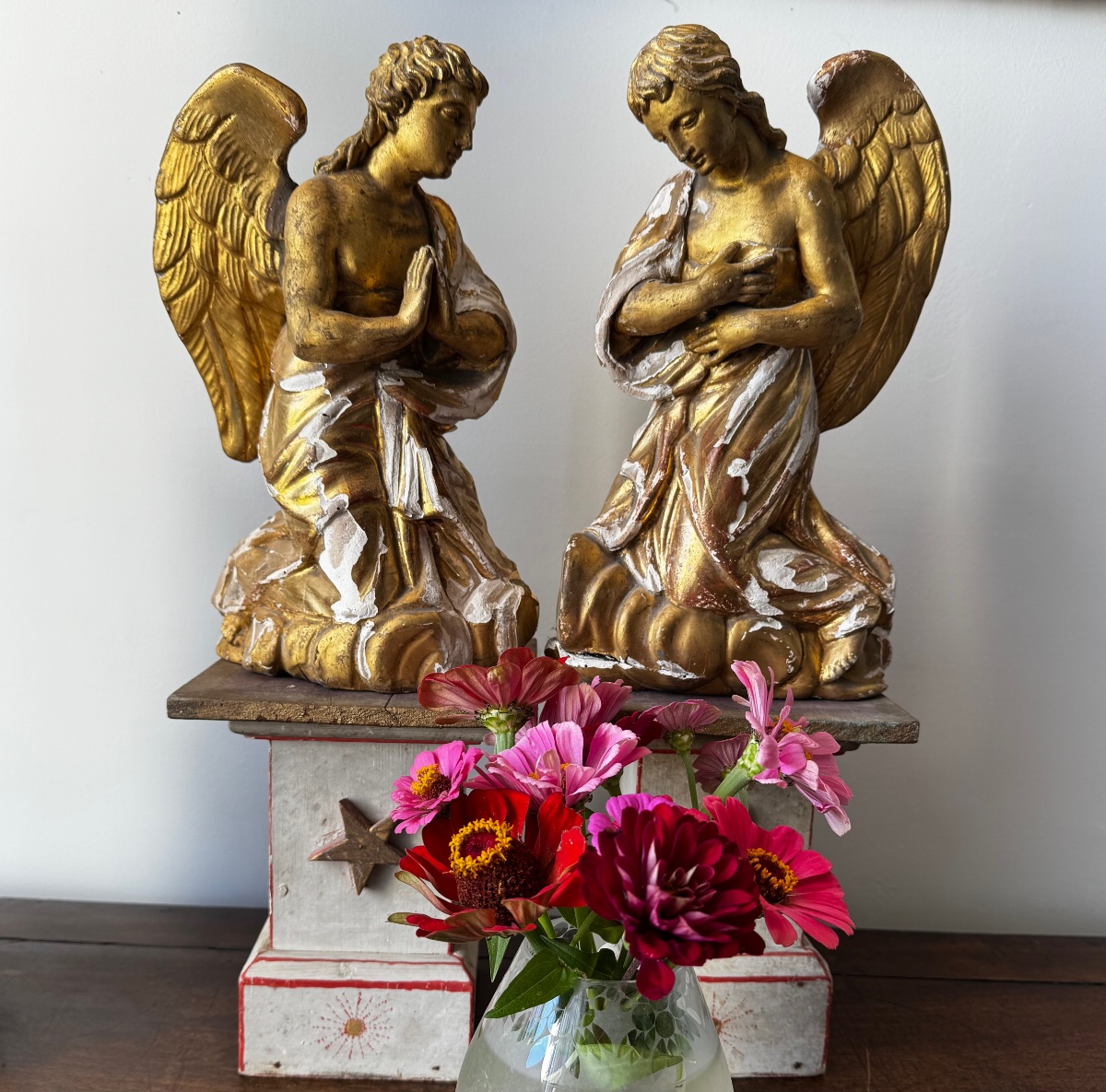 Pair Of Adoring Angels. Gilt Wood. 18th Century. Height: 31 Cm.