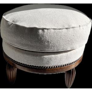 Pouf 1930, entièrement retapissé de lin crème. Pieds cannelés en fuseau.