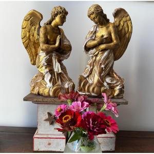 Pair Of Adoring Angels. Gilt Wood. 18th Century. Height: 31 Cm.