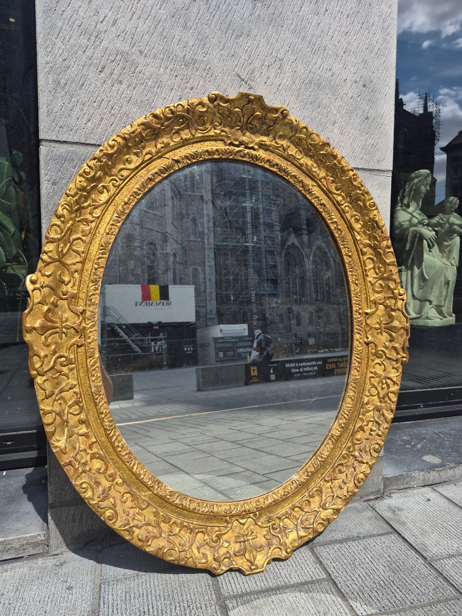 Oval Gilded Wood Mirror, 18th Century.