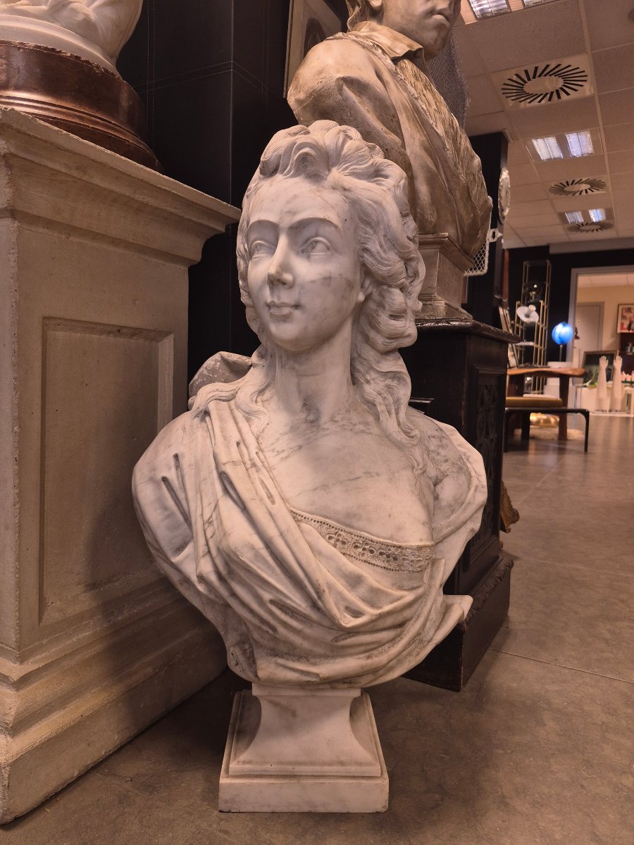 Buste d'élégante en marbre, 19e