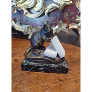 Bronze signé C. MASSON "Une Souris en train de grignoter un morceau de sucre"