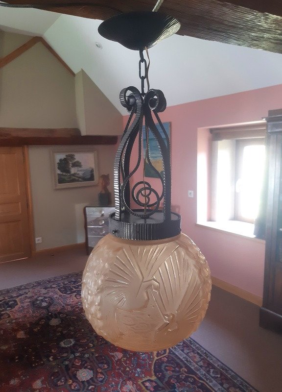 Important plafonnier suspension Art déco " boule aux paons " Muller Frères Lunéville monture fer forgé 1930 