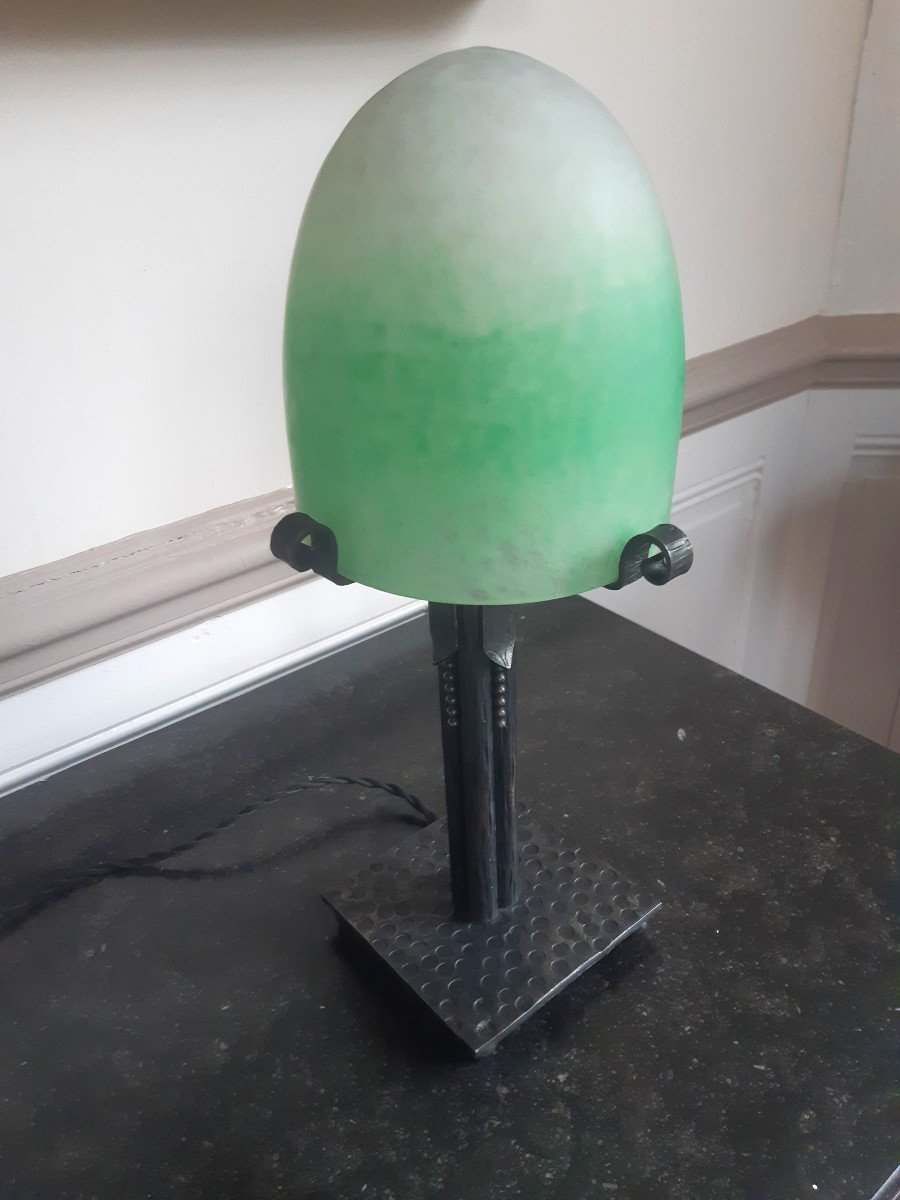 Lampe De Table Ou De Bureau En Fer Forgé Avec Son Globe Obus en verre moucheté d'époque Art Déco 1930-photo-2
