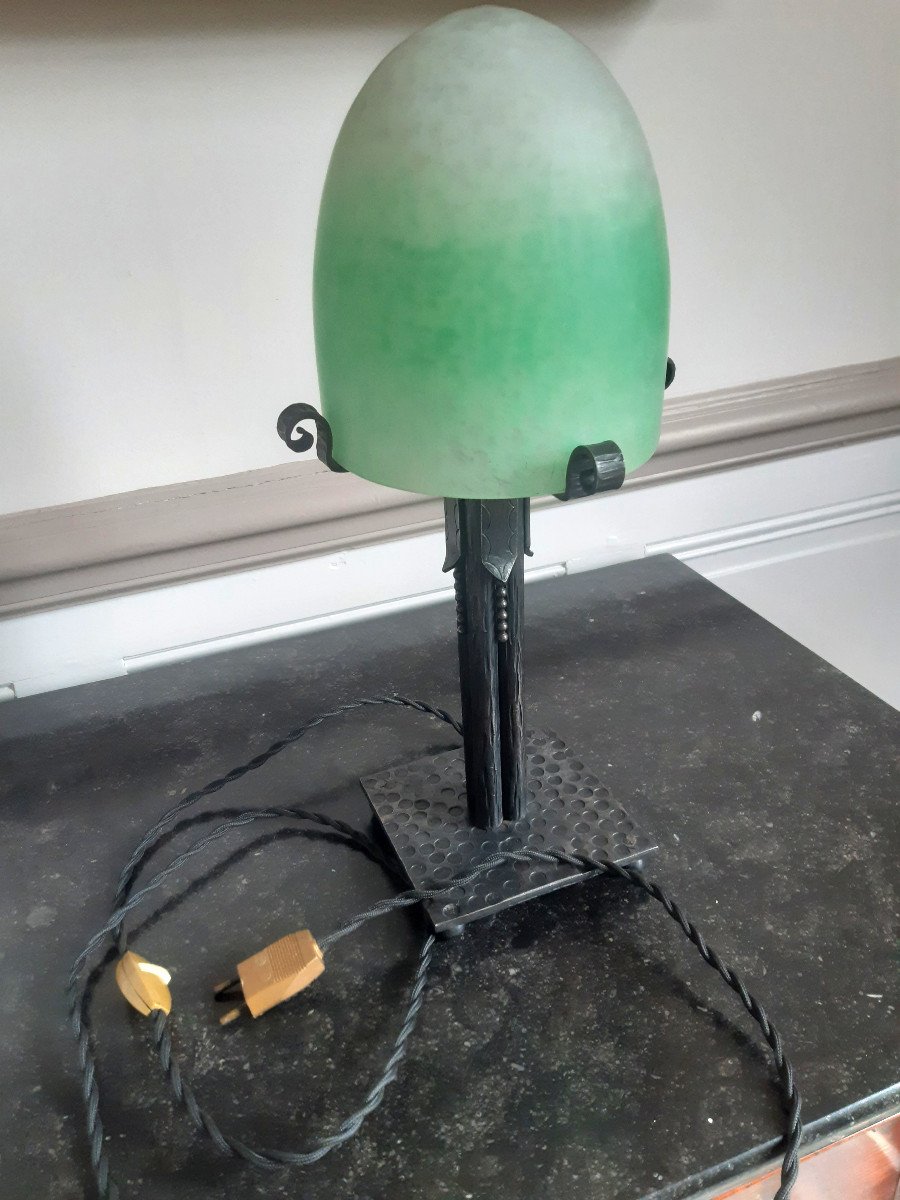 Lampe De Table Ou De Bureau En Fer Forgé Avec Son Globe Obus en verre moucheté d'époque Art Déco 1930-photo-3