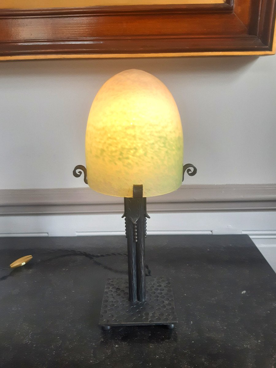 Lampe De Table Ou De Bureau En Fer Forgé Avec Son Globe Obus en verre moucheté d'époque Art Déco 1930-photo-1