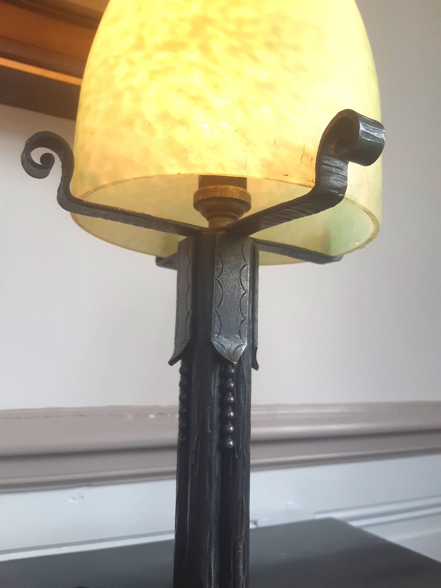 Lampe De Table Ou De Bureau En Fer Forgé Avec Son Globe Obus en verre moucheté d'époque Art Déco 1930-photo-5