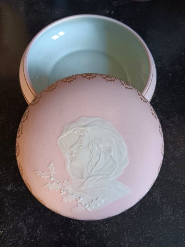 Camille Tharaud à Limoges Grosse Bonbonnière Boite Coffret En Biscuit De Porcelaine Décor d'Une jeune femme de style Art nouveau -photo-4