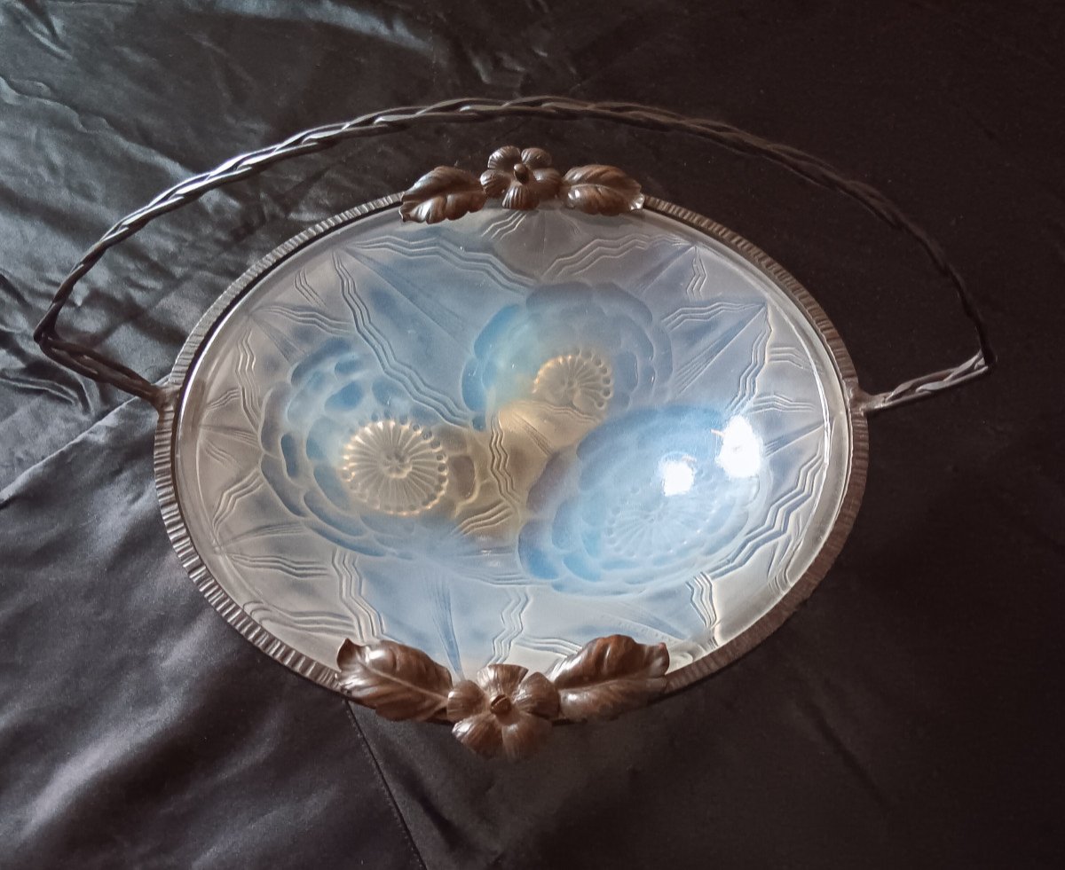 Pierre d'Avesn (1901-1990) Magnificent Opalescent Glass Cup With Geometric Art Deco Patterns 1930 
