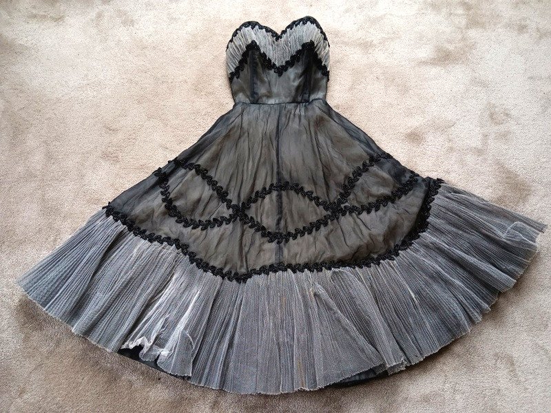 Robe De Cocktail De Gala De Bal En Soie Richement Ornée De Guirlandes De Perles Années 1940 