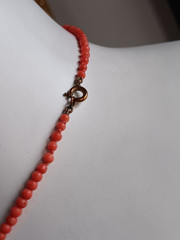 Old Necklace Of 105 Falling Natural Coral Beads -photo-3