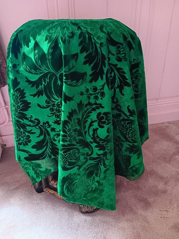 Coupon Length Of Embossed Silk Velvet Fabric Emerald Green Château De Chambord-photo-4