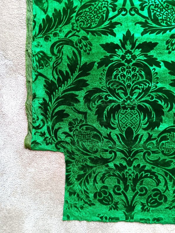 Coupon Length Of Embossed Silk Velvet Fabric Emerald Green Château De Chambord-photo-7