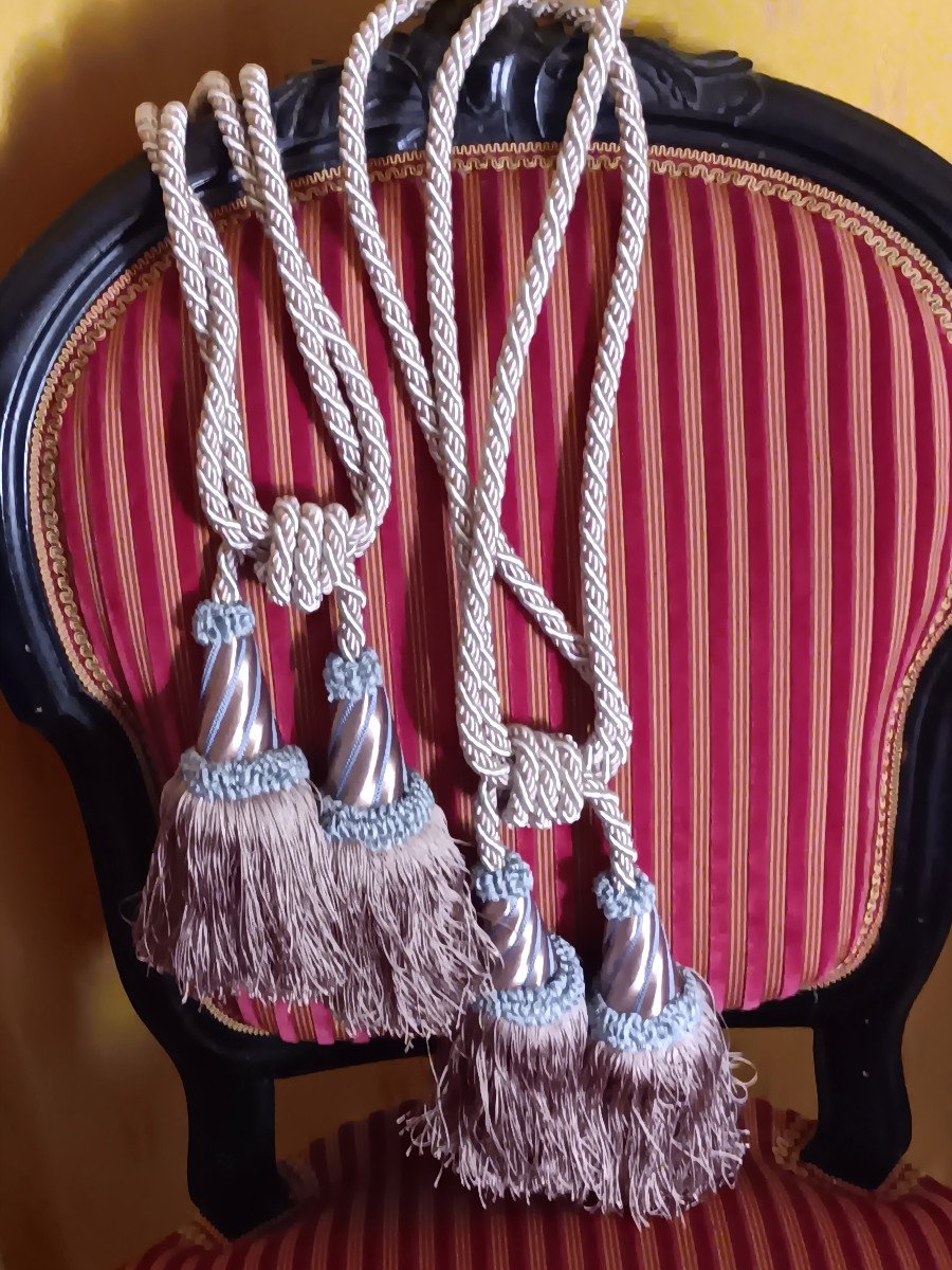 Belle Paire d'Embrases Embrasses De Rideaux En Passementerie à Reflets Satin Deux Pompons Gland